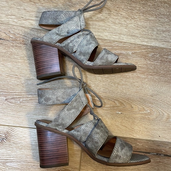 BC Grey Snakeskin Cut Out Lace Up Block Heels Size 7 - Picture 3 of 6